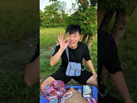 Hai cậu bé ăn xin tội nghiệp thường xuyên giúp đỡ người khác #shorts