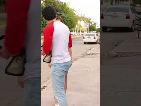 Chica linda rescata a delincuente después de que lo culparon injustamente