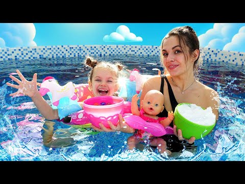 Maya y Lina juegan en la piscina con pelotas de colores. La vida de juguetes