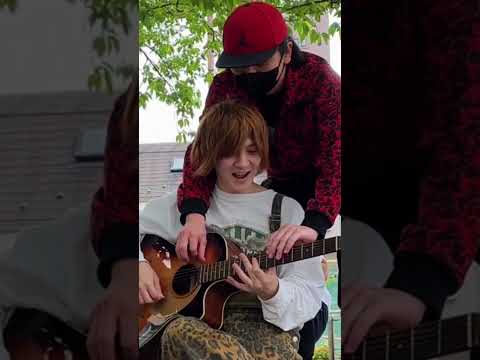 アコギ1本で"バンビーナ"を演奏するバンド。#布袋寅泰