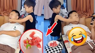 爸爸还挺会享受，给你来口芥末尝尝，儿子这招太厉害了！【呆萌小米宝】
