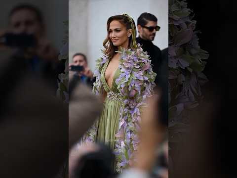 Какой образ вам понравился больше: Schiaparelli или Elie Saab? #мода #fashion #платье #fashionweek