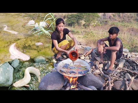 Found and Catch white catfish in the river, Fish hot chili cooking for dinner, Survival cooking