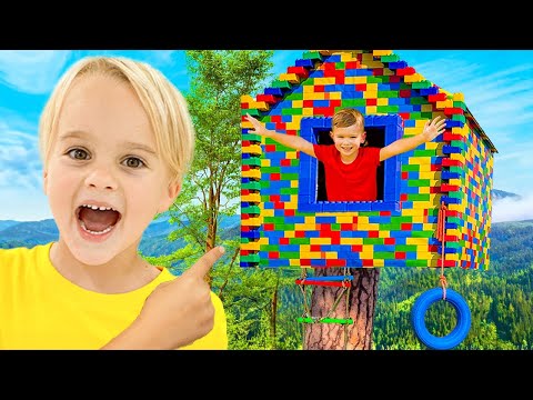 Les enfants ont construit une cabane dans les arbres en Lego !