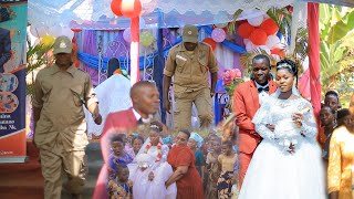 BIBI HARUSI ABEBWA JUJUU  KWENDA NDANI ,ASKARI WAKAGUA UKUMBI NDOA YA STAPHORD   INAYO VUNJA REKOD D