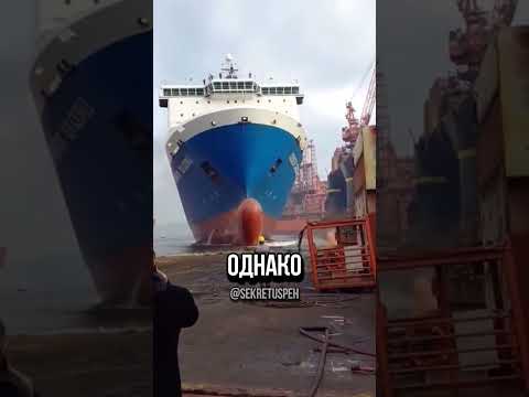 Необычный манёвр: корабль разворачивается и направляется прямо к берегу #море #корабль #интересное
