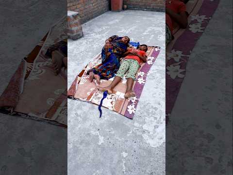 माँ ने अपनी बेटी की जान बचाई 💪 #maa #trending #shorts