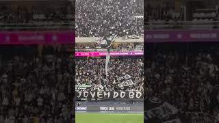 OLHA O QUE A TORCIDA DO BOTAFOGO FEZ COM A BANDEIRA DO MARLON FREITAS NO NILTON SANTOS!