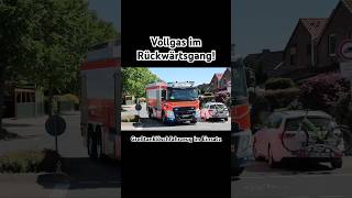 Mit Vollgas geht’s rückwärts zur Einsatzstelle! 🚨😎 #feuerwehr #einsatzfahrt #wow #viral #fyp