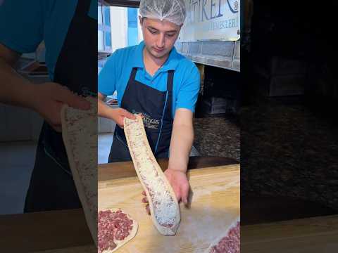 Konya’nın meşhur etli ekmeğini yapan genç ustamız !! #etliekmek #youtubeshorts #food #pide #keşfet