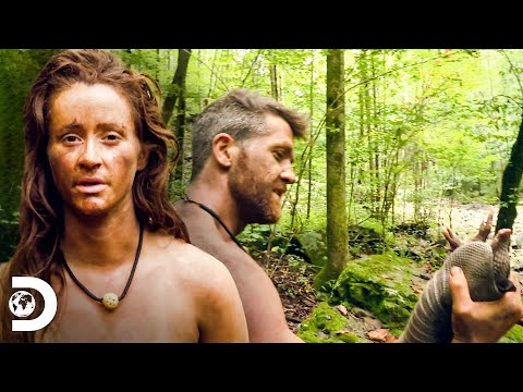 Jake e Holly conseguem capturar um tatu | Largados e Pelados | Discovery Brasil