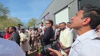 Door De Bank op reis. Welkomstceremonie van een Bruidegom in Den Haag, april 2026.