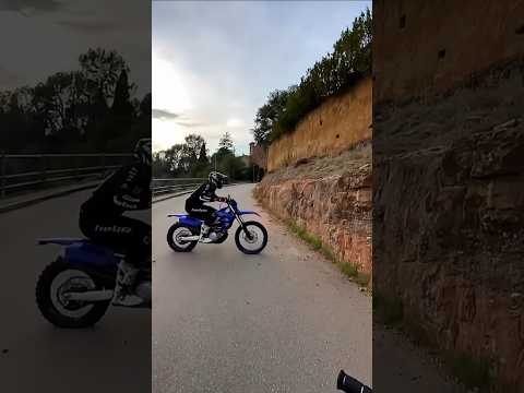 Bikers saltando sobre rocas gigantes