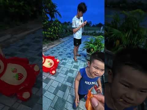 Ăn chân gà đi em - cậu bé không chịu ăn chân gà ! #shorts