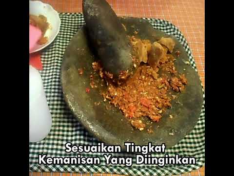 Sajian Sayur Seger Kubis Kecambah Kupat Disiram Saus Kacang Pedes Manis