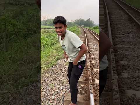ট্রেনের তিনটি লাইনে পাথর দিব ট্রেন আসলে ট্রেন উলটে যাবে কি #new #vlog #minivlog #ytshorts
