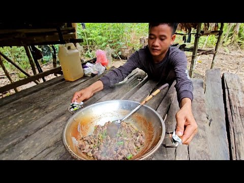 masak & Mukbang daging enak dan Pedas hasil berburu malam di pondok tengah hutan kalimantan,