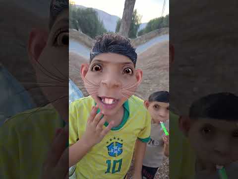 شربوا من العصير وشعار وجهه وجه فاره.  فيديو تمثيل