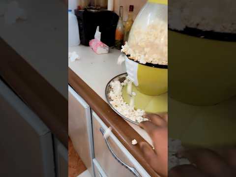 ‏طب بين الفشار السبب أم الحوالة 🍿 #music #dance ￼#عائلة_موكاممادو
