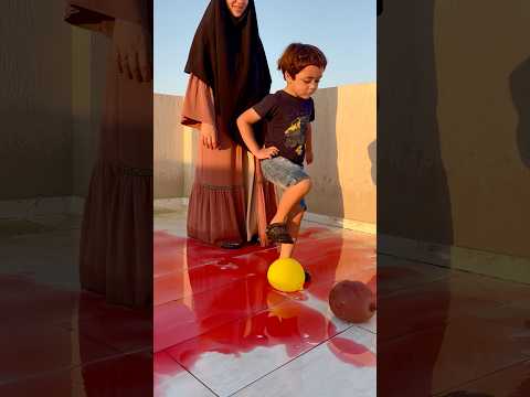 عمر فرقع البالون بقدمه