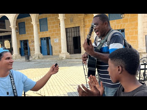 ENCONTRAMOS a YANKIEL. ESTO CASI se DESCONTROLA.REGALANDO COMIDA.MÚSICOS CUBANOS en La HABANA VIEJA.