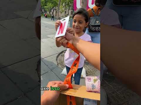 Milionário dá um bolo de dinheiro para um menino sapateiro que ficou órfão😭