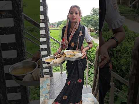प्रिया भाभी खाना लेकर जा रही है #shortsvideo #shorts
