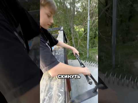 Зачем он СКИДЫВАЕТ свой САМОКАТ??? #shorts #scooter #challenge #scootering