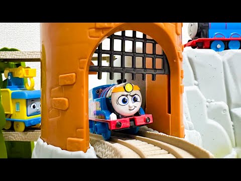 きかんしゃトーマスのおもちゃを走らせて遊ぼう！ Let’s run Thomas & Friends toys!