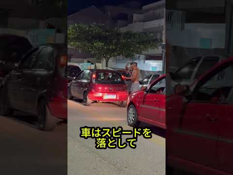 パトカーのサイレンを真似する少年