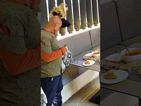 レストランの従業員が男性の正体を見て驚いた理由