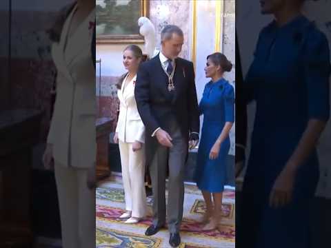 El rey #felipevi y la reina #Letizia muy pendientes de la #princesaLeonor en su gran día ❤️
