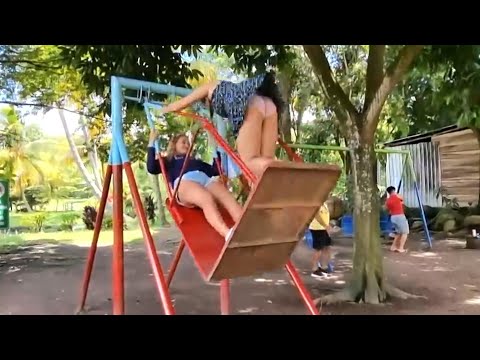 Se descuidó en el columpio.. 😳 aquí pasó de todo ☺️☺️🥰🥰