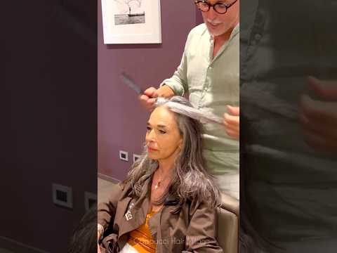 Un taglio corto su capelli bianchi molto chic ed elegante