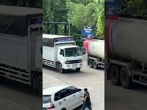 TEREKAM JELAS !!! Detik-Detik Truk Rem Blong Meluncur Kencang Melintas Tikungan Tajam Sitinjau Lauik