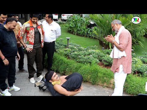 नाना पाटेकर को रामदेव ने दिखाया अपना अद्भुत योगा  | Nana Patekar Spotted For Her New Movie Vanvaas