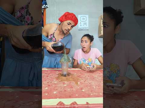 como colocar suco na garrafa #humor #comedia #memes #youtubeshorts #family #shorts #funny