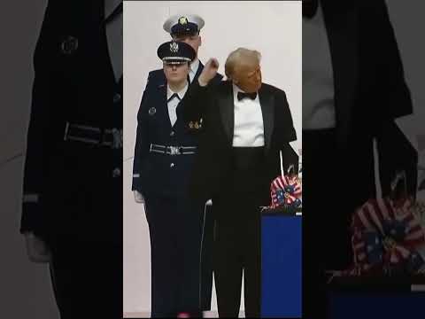 La celebración con espadas de Trump y Vance