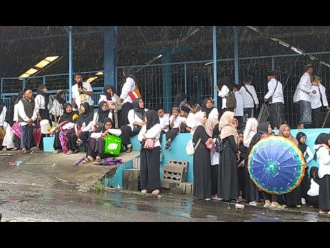 Mas Bagong ndelok pawai ta'aruf hari santri