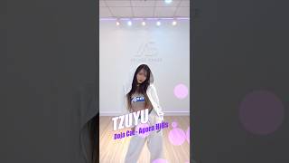 ●紫伃老師●熱舞Jazz以細膩的身體控制與優雅的線條,對肢體的掌握與獨特的舞蹈美學。