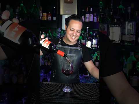 🍷Como servir VINO cuando estes en PELIGRO! 👀 #shorts #vino