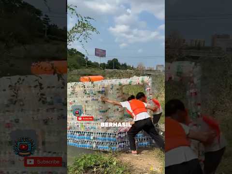 Dua Pria Kreatif Membuat Perahu dari Botol Bekas #shortvideo #shorts #viral