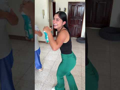 Hice que mi suegra huela mi alma #humor #coupleprank #comedia #broma #morenitos #suegra