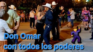 Don Omar baila con alguien que llego al parque