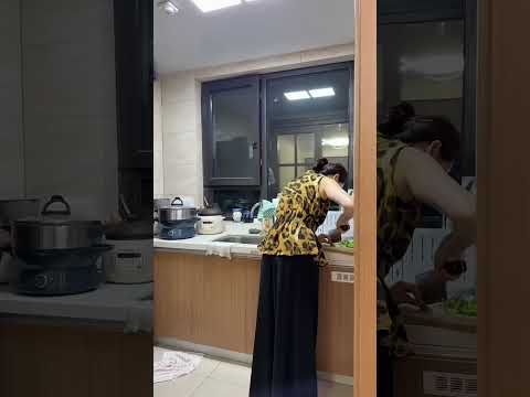 心领神会#热门 #生活搞笑趣事 #厨房里的快乐 #夫妻日常 #看一遍笑一遍#情感#生活#搞笑#shorts