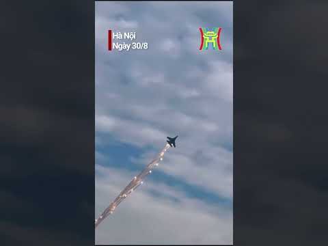Cận cảnh Su-30MK2 thả bẫy nhiệt trên bầu trời Hà Nội