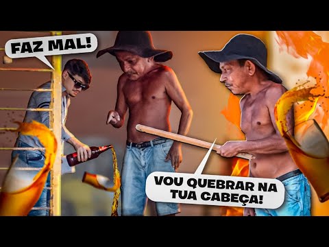 DERRAMANDO CERVEJA DE ESTRANHOS NO BAR - Operação Lei Seca