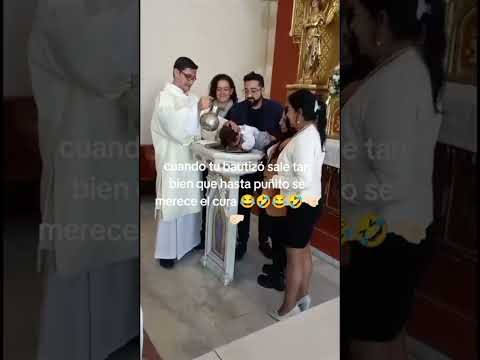 Mira reacción de bebé al ser bautizado por sacerdote #humor #shorts #Viral