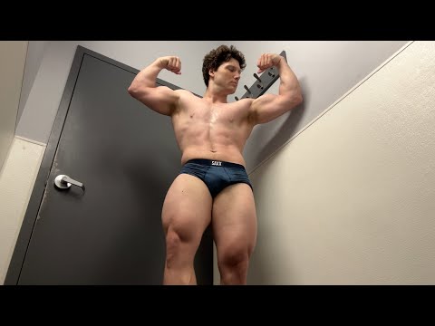 Bodybuilder With Big Legs Flexes(with tips)