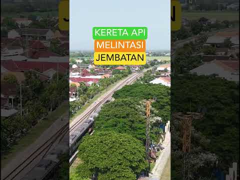 KERETA API MELINTASI JEMBATAN#keretaapi #keretaapiindonesi #train #automobile #kai #railway